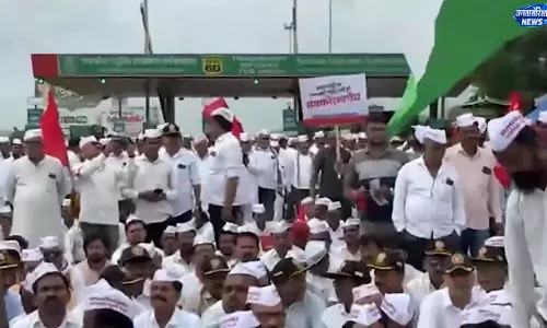 पुणे-नासिक रेल रूट पर किसानों का चक्का जाम पुणे-नासिक रेल रूट पर किसानों का चक्का जाम