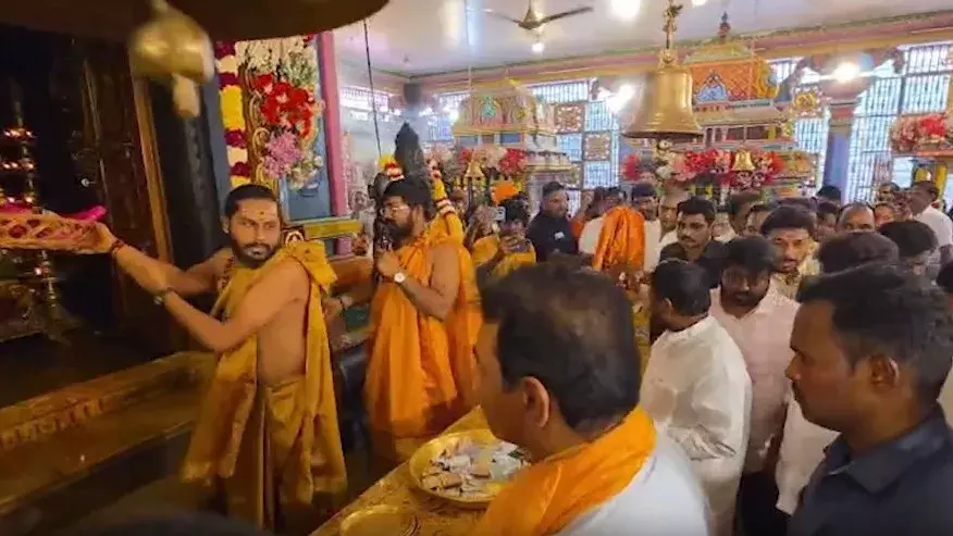 बोनालू उत्सव: हैदराबाद के मंदिरों में उमड़ा श्रद्धालुओं का जनसैलाब बोनालू उत्सव: हैदराबाद के मंदिरों में उमड़ा श्रद्धालुओं का जनसैलाब