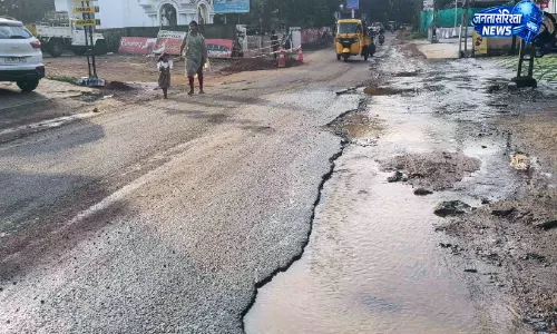 कोर्ट-पेरुमट्टम मार्ग पर गड्ढे, हादसे का खतरा कोर्ट-पेरुमट्टम मार्ग पर गड्ढे, हादसे का खतरा