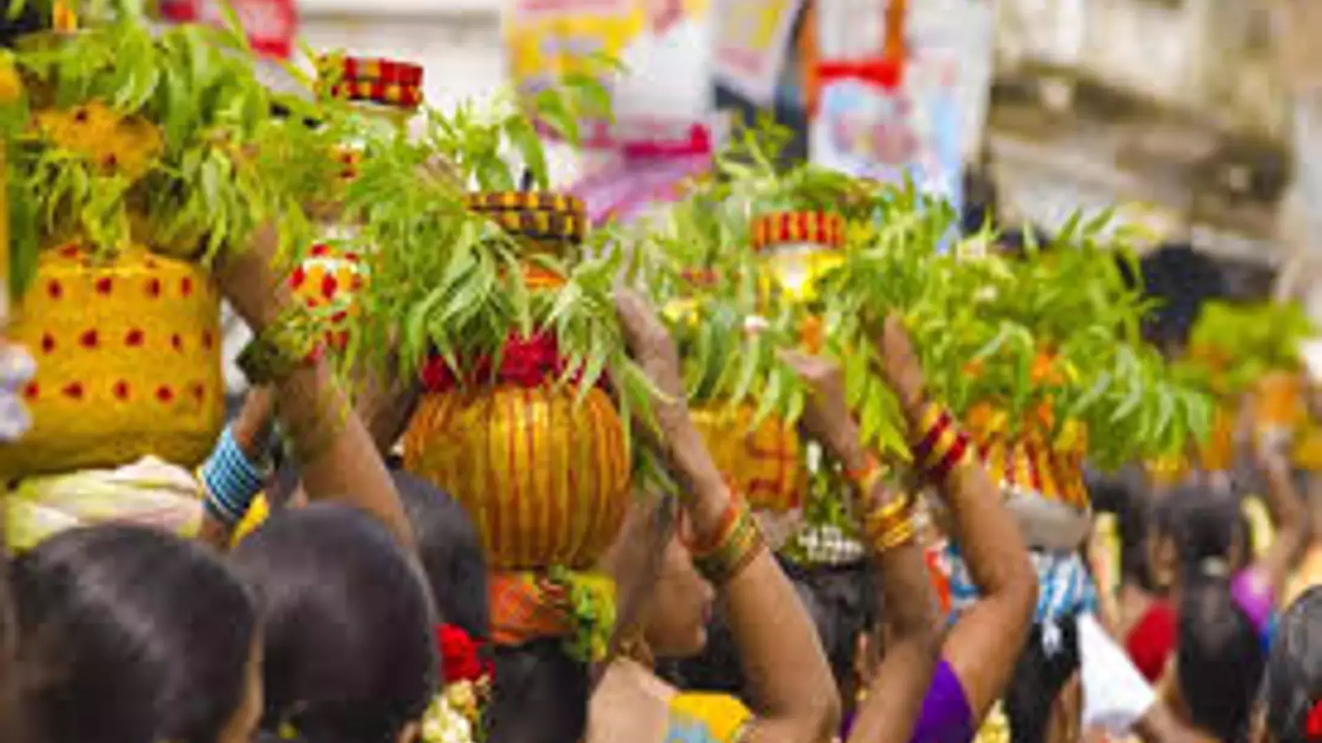 Telangana: बोनालू फ़र्वर ग्रिप्स हैदराबाद Telangana: बोनालू फ़र्वर ग्रिप्स हैदराबाद
