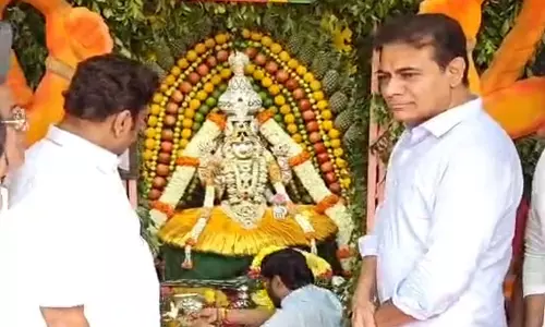 KTR ने बोनालू त्योहार पर हैदराबाद के मंदिरों में की पूजा-अर्चना KTR ने बोनालू त्योहार पर हैदराबाद के मंदिरों में की पूजा-अर्चना