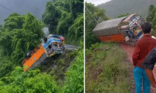 सिरमौर में बारिश के बीच ट्रक खाई में पलटा, चालक-परिचालक सुरक्षित सिरमौर में बारिश के बीच ट्रक खाई में पलटा, चालक-परिचालक सुरक्षित