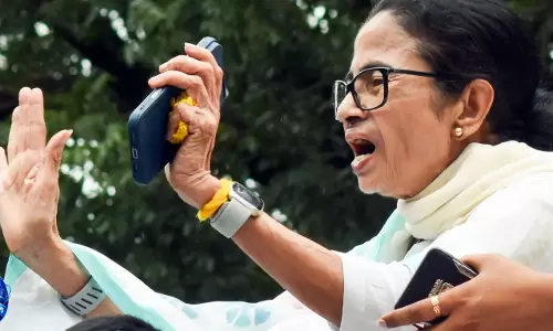 ममता बनर्जी की कार पर हमले से बंगाल में सियासी बवाल पूर्व CM बोलीं बड़ी साजिश है ममता बनर्जी की कार पर हमले से बंगाल में सियासी बवाल पूर्व CM बोलीं बड़ी साजिश है