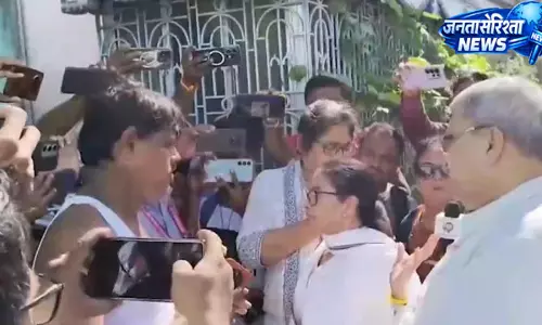 ममता बनर्जी के काफिले पर पथराव का आरोप बोलीं- बड़े पत्थर और जूते फेंके गए जान को था खतरा