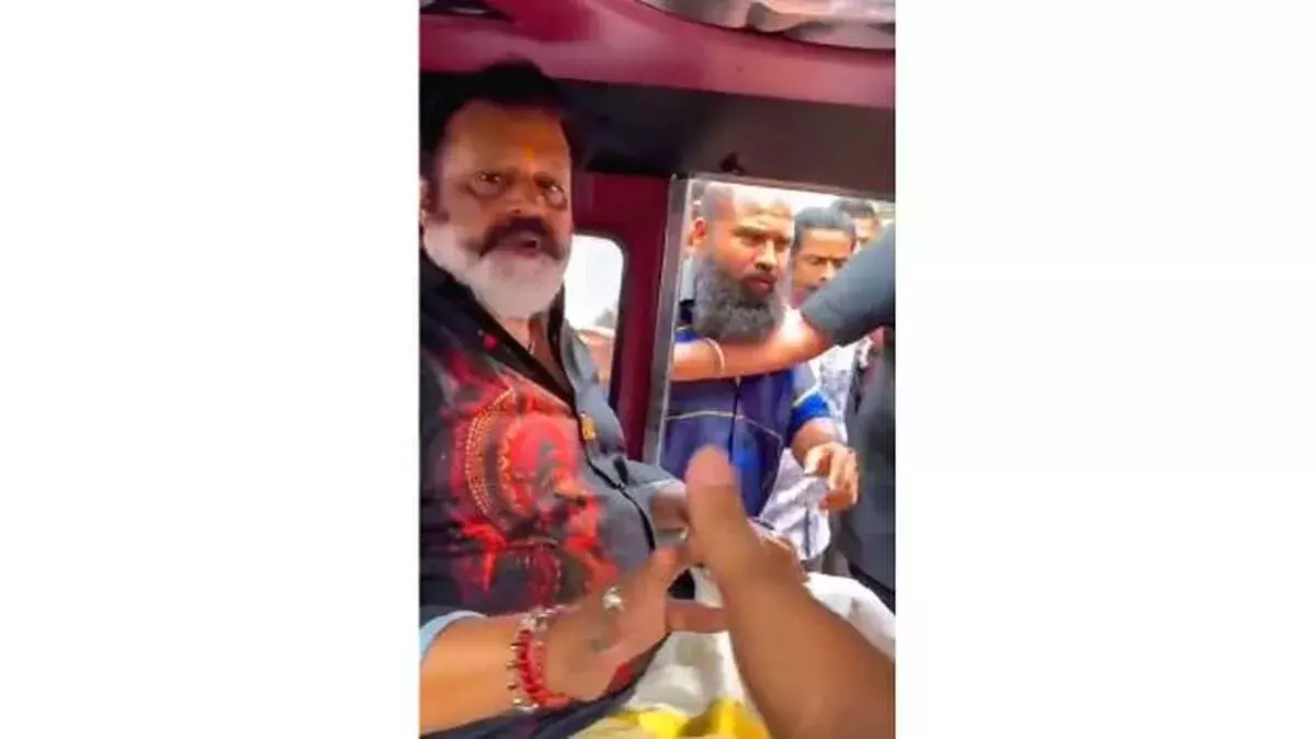 सुरेश गोपी की सादगी: कार्यक्रम स्थल पहुंचने के लिए ऑटो से किया सफर सुरेश गोपी की सादगी: कार्यक्रम स्थल पहुंचने के लिए ऑटो से किया सफर