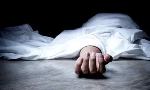फूल तोड़ने गई महिला की करंट से मौत, लटकते तार की चपेट में आई फूल तोड़ने गई महिला की करंट से मौत, लटकते तार की चपेट में आई