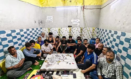 Mukundpur में जुए के अड्डे का भंडाफोड़, 22 गिरफ्तार Mukundpur में जुए के अड्डे का भंडाफोड़, 22 गिरफ्तार