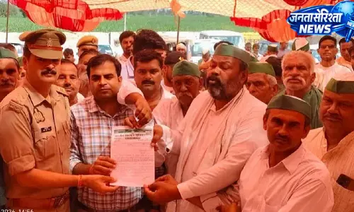 हाईवे में जा रही किसानों की जमीन का सर्किल रेट से दस गुना मुआवजा देने की मांग