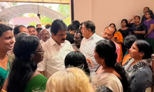 केसी वेणुगोपाल ने बाढ़ प्रभावित कुट्टनाड, अलाप्पुझा का दौरा किया और राहत शिविरों के कामकाज का जायजा लिया केसी वेणुगोपाल ने बाढ़ प्रभावित कुट्टनाड, अलाप्पुझा का दौरा किया और राहत शिविरों के कामकाज का जायजा लिया
