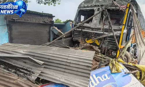 दिबौर में बेकाबू सीमेंट लदे ट्रक ने मचाई तबाही, दूसरे ट्रक से भिड़ने के बाद दो दुकानों को रौंदा दिबौर में बेकाबू सीमेंट लदे ट्रक ने मचाई तबाही, दूसरे ट्रक से भिड़ने के बाद दो दुकानों को रौंदा