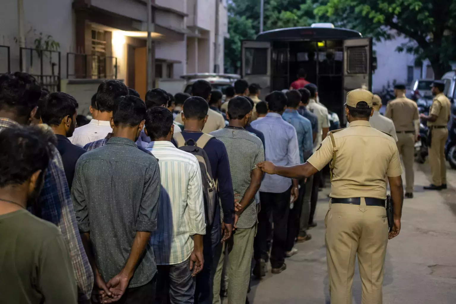 कर्नाटक पुलिस ने 1,909 संदिग्ध अवैध अप्रवासियों को हिरासत में लिया कर्नाटक पुलिस ने 1,909 संदिग्ध अवैध अप्रवासियों को हिरासत में लिया