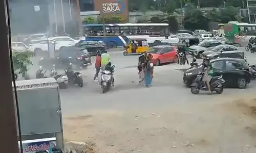 HYDERABAD : मियापुर मॉल के पास हीलियम सिलेंडर फटा, चार लोग घायल HYDERABAD : मियापुर मॉल के पास हीलियम सिलेंडर फटा, चार लोग घायल
