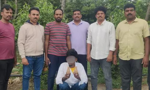 हैदराबाद में ड्रग्स तस्करी नाकाम: ईगल फ़ोर्स ने तस्कर को दबोचा हैदराबाद में ड्रग्स तस्करी नाकाम: ईगल फ़ोर्स ने तस्कर को दबोचा