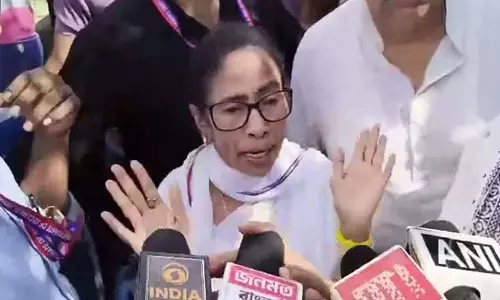 ममता बनर्जी ने कार पर हमले का आरोप लगाया ममता बनर्जी ने कार पर हमले का आरोप लगाया