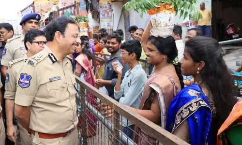 हैदराबाद में बोनालु की सुरक्षा सख्त: लाल दरवाजा में 2,400 जवानों का पहरा हैदराबाद में बोनालु की सुरक्षा सख्त: लाल दरवाजा में 2,400 जवानों का पहरा