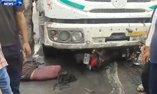 कोयला लदे ट्रक ने बाइक को मारी टक्कर, युवती की मौत कोयला लदे ट्रक ने बाइक को मारी टक्कर, युवती की मौत