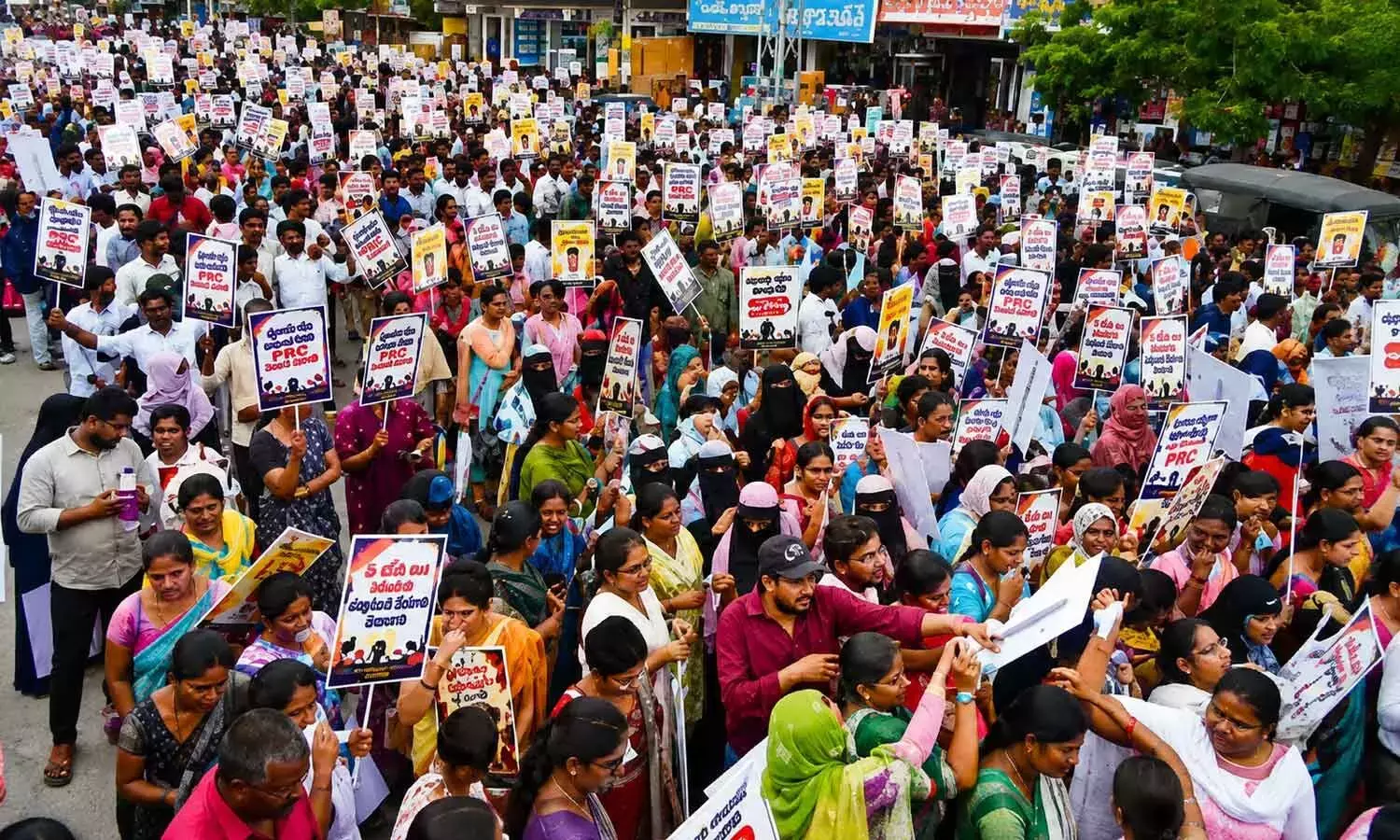 Andhra: मेगा डीएससी शिक्षक सड़कों पर उतरे, अनियमितता के दावों को खारिज किया Andhra: मेगा डीएससी शिक्षक सड़कों पर उतरे, अनियमितता के दावों को खारिज किया