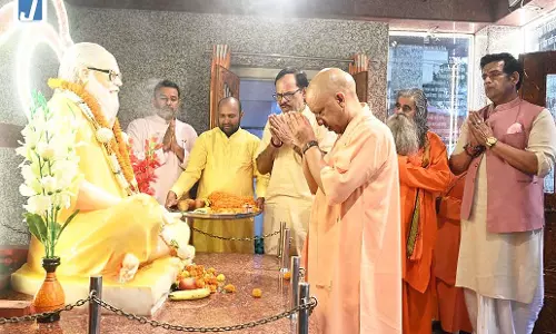 गोरखनाथ मंदिर पहुंचे CM योगी, की पूजा-अर्चना गोरखनाथ मंदिर पहुंचे CM योगी, की पूजा-अर्चना
