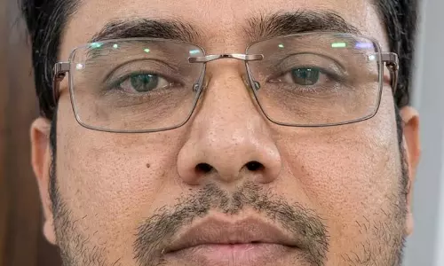 ‘भारत सरकार’ की गाड़ियों में घूमता था फर्जी IAS, हुआ गिरफ्तार ‘भारत सरकार’ की गाड़ियों में घूमता था फर्जी IAS, हुआ गिरफ्तार