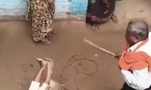 VIDEO: इश्क का चढ़ा ऐसा खुमार शादीशुदा प्रेमिका से मिलने पहुंचा प्रेमी VIDEO: इश्क का चढ़ा ऐसा खुमार शादीशुदा प्रेमिका से मिलने पहुंचा प्रेमी