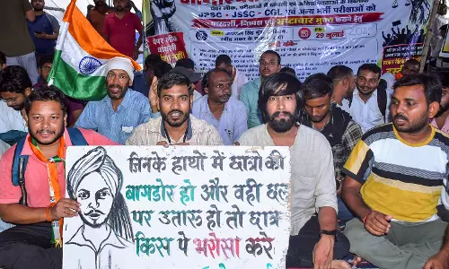 झारखंड के राज्यपाल ने उम्मीदवारों के विरोध के बीच JPSC के तीन सदस्यों के इस्तीफ़े स्वीकार किए झारखंड के राज्यपाल ने उम्मीदवारों के विरोध के बीच JPSC के तीन सदस्यों के इस्तीफ़े स्वीकार किए