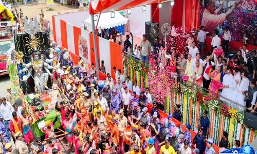 सहारनपुर में कांवड़ियों पर पुष्प वर्षा जयकारों से गूंजा घंटाघर सहारनपुर में कांवड़ियों पर पुष्प वर्षा जयकारों से गूंजा घंटाघर