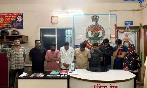 स्पा सेंटर की आड़ में सेक्स रैकेट का खुलासा, महिला दलाल समेत 9 गिरफ्तार स्पा सेंटर की आड़ में सेक्स रैकेट का खुलासा, महिला दलाल समेत 9 गिरफ्तार