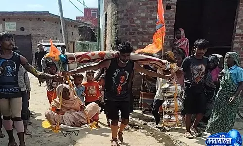 हरिद्वार से संभल तक मां को कांवड़ में लेकर चला बेटा लोग करते रहे नमन हरिद्वार से संभल तक मां को कांवड़ में लेकर चला बेटा लोग करते रहे नमन