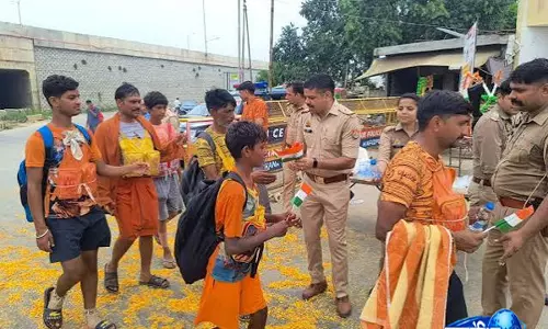 सुरक्षा के साथ सेवा हापुड़ पुलिस ने कांवड़ियों पर की पुष्पवर्षा सुरक्षा के साथ सेवा हापुड़ पुलिस ने कांवड़ियों पर की पुष्पवर्षा