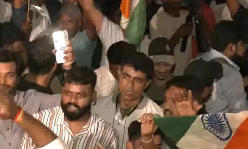 रांची में छात्रों का तिरंगा-फ्लैशलाइट प्रदर्शन रांची में छात्रों का तिरंगा-फ्लैशलाइट प्रदर्शन