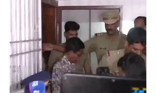 छात्र प्रदर्शनकारियों पर टिप्पणी, मोहंदास हिरासत में