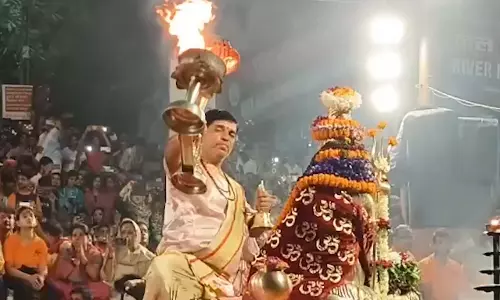 गंगा का जलस्तर बढ़ा, दशाश्वमेध घाट पर बदली आरती की जगह