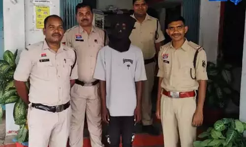 युवती से मारपीट कर मोबाइल लूटने वाला आरोपी 4 महीने बाद गिरफ्तार युवती से मारपीट कर मोबाइल लूटने वाला आरोपी 4 महीने बाद गिरफ्तार