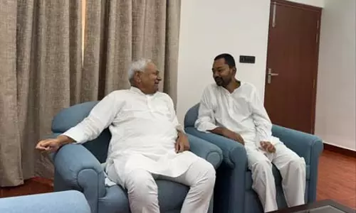 नीतीश कुमार से मिले बेटे निशांत, स्वास्थ्य मंत्री के तौर पर बताई अपनी प्राथमिकताएं नीतीश कुमार से मिले बेटे निशांत, स्वास्थ्य मंत्री के तौर पर बताई अपनी प्राथमिकताएं