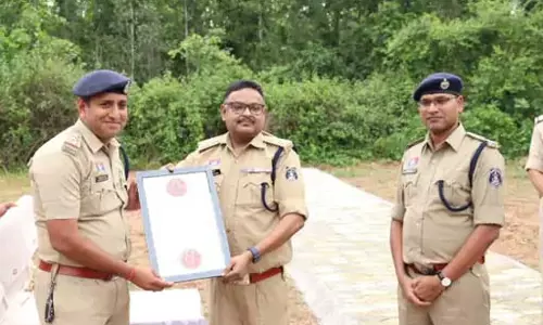 नक्सलवाद के खिलाफ अभियान में कोण्डागांव पुलिस का सम्मान नक्सलवाद के खिलाफ अभियान में कोण्डागांव पुलिस का सम्मान