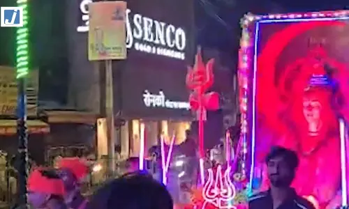 मेरठ में बेगम ब्रिज से गुजरे कांवड़िए, जारी रही यात्रा मेरठ में बेगम ब्रिज से गुजरे कांवड़िए, जारी रही यात्रा