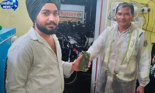 सड़क पर मिला कीमती iPhone, ट्रैफिक पुलिस ने तलाश कर असली मालिक को लौटाया