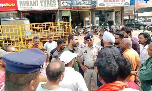 अतिक्रमण और अव्यवस्थित पार्किंग पर ट्रैफिक पुलिस की बड़ी कार्रवाई, 1215 वाहनों के ई-चालान अतिक्रमण और अव्यवस्थित पार्किंग पर ट्रैफिक पुलिस की बड़ी कार्रवाई, 1215 वाहनों के ई-चालान