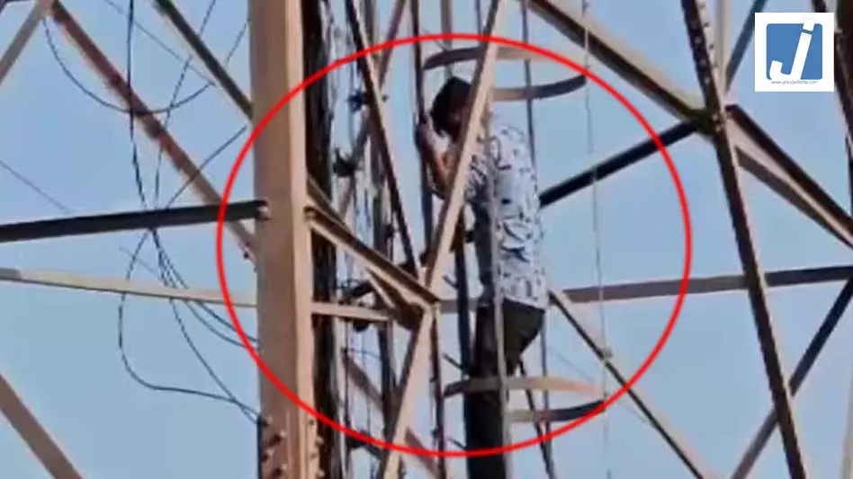 गर्लफ्रेंड से प्रपोजल हां कराने मोबाइल टावर पर चढ़ा युवक, पुलिस के छूटे पसीने गर्लफ्रेंड से प्रपोजल हां कराने मोबाइल टावर पर चढ़ा युवक, पुलिस के छूटे पसीने