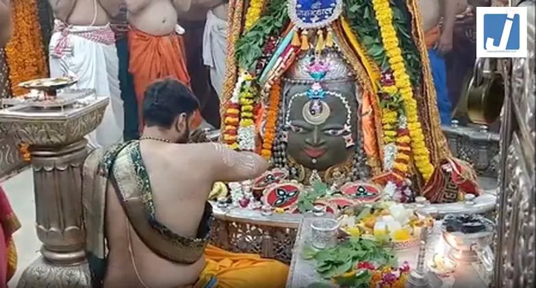 बाबा महाकाल का सूर्य, चंद्रमा और भांग से विशेष शृंगार; सिंगर बी प्राक ने किए दर्शन, शाम को देंगे प्रस्तुति