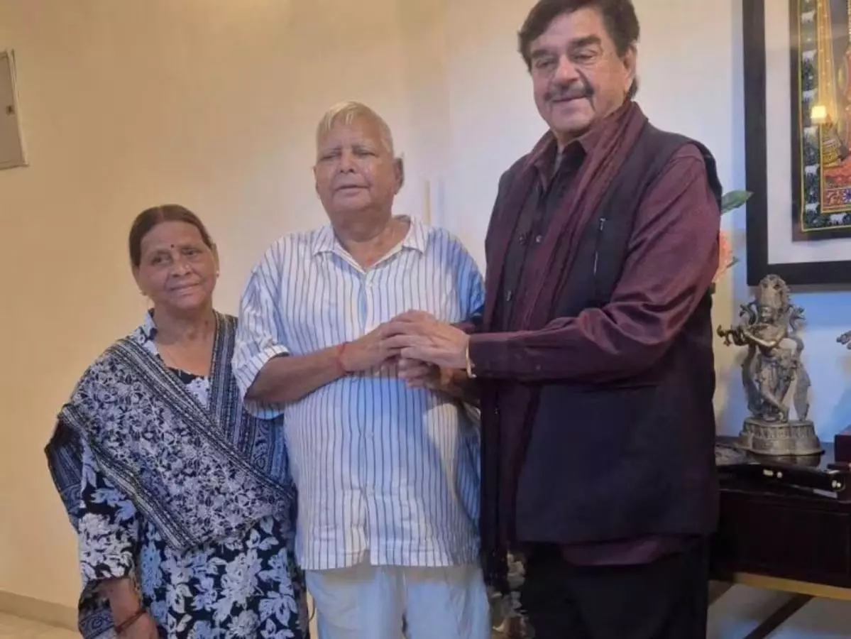 लालू प्रसाद से मिले शत्रुघ्न सिन्हा प्रशांत किशोर की तारीफ के बाद फिर सुर्खियों में बिहारी बाबू लालू प्रसाद से मिले शत्रुघ्न सिन्हा प्रशांत किशोर की तारीफ के बाद फिर सुर्खियों में बिहारी बाबू