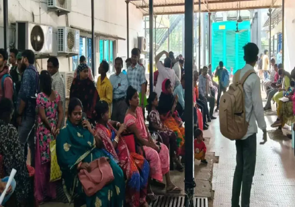 भुवनेश्वर में आधार सेवाओं के लिए लोगों की बढ़ी परेशानी भुवनेश्वर में आधार सेवाओं के लिए लोगों की बढ़ी परेशानी