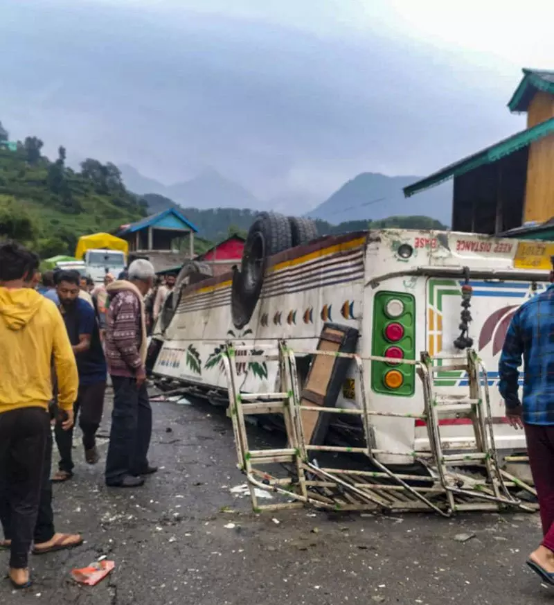 चंबा में दर्दनाक बस हादसा 100 फीट नीचे दूसरी सड़क पर गिरी बस; 7 की मौत, 11 घायल चंबा में दर्दनाक बस हादसा 100 फीट नीचे दूसरी सड़क पर गिरी बस; 7 की मौत, 11 घायल