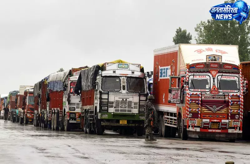 NH-44 पर बार-बार रुकावटों से कश्मीर के फल उत्पादक परेशान सेब सीजन में बढ़ी चिंता NH-44 पर बार-बार रुकावटों से कश्मीर के फल उत्पादक परेशान सेब सीजन में बढ़ी चिंता