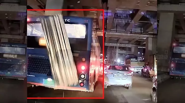 बेंगलुरु ORR पर मेट्रो की भारी शीट गिरी, टला बड़ा हादसा बेंगलुरु ORR पर मेट्रो की भारी शीट गिरी, टला बड़ा हादसा