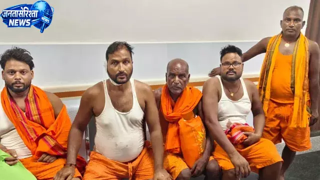 मुंगेर में कांवरियों के वाहन को तेज रफ्तार वाहन ने मारी टक्कर, तीन श्रद्धालु घायल मुंगेर में कांवरियों के वाहन को तेज रफ्तार वाहन ने मारी टक्कर, तीन श्रद्धालु घायल