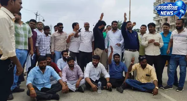 ठेकेदार हत्याकांड पर भड़के अधिवक्ता, सड़क जाम ठेकेदार हत्याकांड पर भड़के अधिवक्ता, सड़क जाम