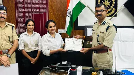 MP: जुड़वां बहनों की बहादुरी, मोबाइल छीनने वाले को दबोचा MP: जुड़वां बहनों की बहादुरी, मोबाइल छीनने वाले को दबोचा