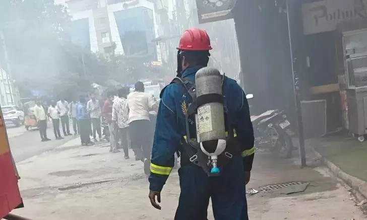 Telangana: बंजारा हिल्स में बेसमेंट में आग लगने से गाड़ियां और शराब का स्टॉक जलकर राख हो गया Telangana: बंजारा हिल्स में बेसमेंट में आग लगने से गाड़ियां और शराब का स्टॉक जलकर राख हो गया