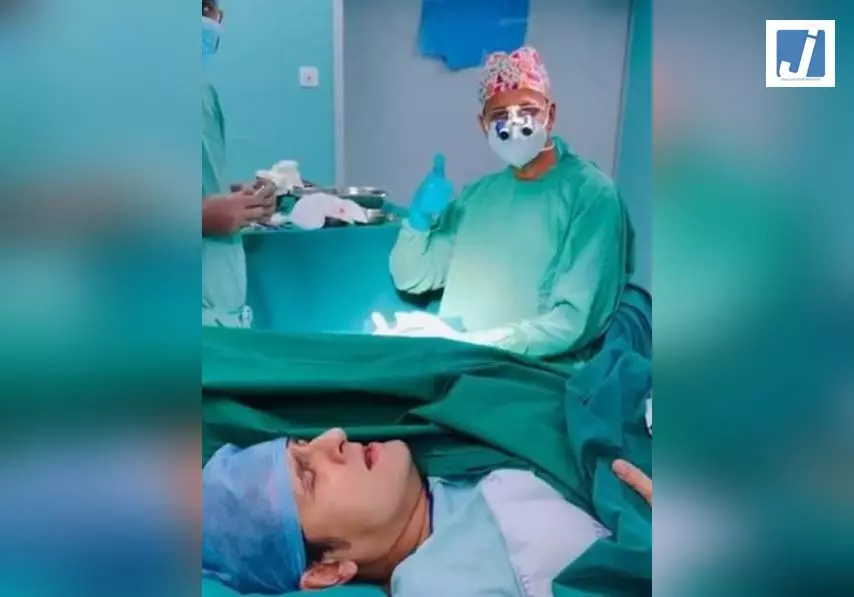 ऑपरेशन थिएटर में सर्जरी के दौरान सोनू निगम ने डॉक्टरों के लिए गाया गाना, फैंस ने की स्वस्थ रहने की कामना ऑपरेशन थिएटर में सर्जरी के दौरान सोनू निगम ने डॉक्टरों के लिए गाया गाना, फैंस ने की स्वस्थ रहने की कामना